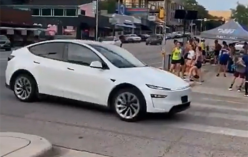 Компанія Tesla запускає мережу роботаксі у США. ВІДЕО