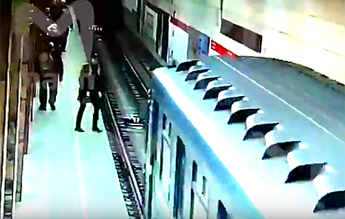 В России девушка чудом выжила после смертельного прыжка под поезд. ВИДЕО