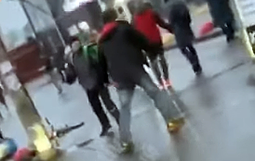 В Киеве велосипедист подрался с "подрезавшим" его водителем троллейбуса. ВИДЕО