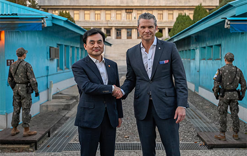 Міністр війни США відвідав демілітаризовану зону на кордоні Південної Кореї та КНДР, – Reuters