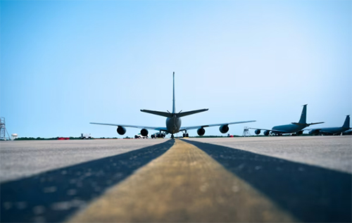 У США на авіабазі Ендрюс, де регулярно буває Трамп, виявили "підозрілий пакунок", – CNN У США на авіабазі Ендрюс, де регулярно буває Трамп, виявили "підозрілий пакунок", – CNN