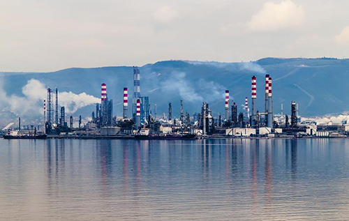 На найбільшому НПЗ Туреччини стався потужний вибух та вирує пожежа: працівників евакуювали