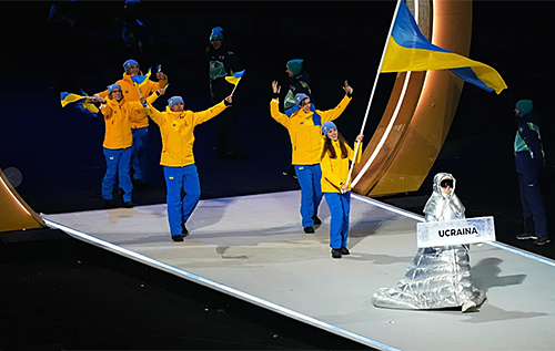 Під час відкриття Олімпіади-2026 табличку України перед збірною несла росіянка