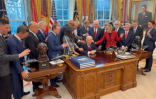 Представники різних конфесій провели в Овальному кабінеті спільну молитву за Трампа. ВІДЕО