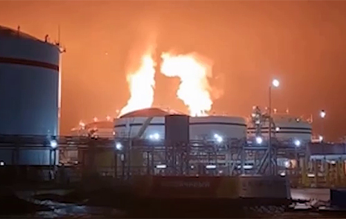 Спалахнула пожежа: дрони атаковали порт Усть-Луга в Ленінградській області РФ. ВІДЕО