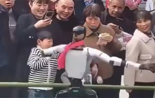 Спочатку він просто виступав: у Китаї дитина отримала ляпаса від робота-танцівника. ВІДЕО