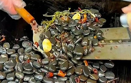 Найтвердіша страва у світі: навіщо китайці смажать і "їдять" каміння. ВІДЕО