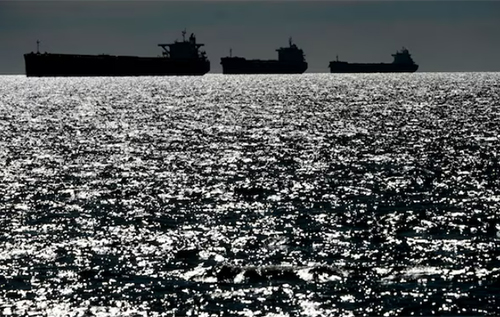 Близько 100 танкерів «тіньового флоту» РФ пройшли повз Британію попри дозвіл Стармера на перехоплення — Reuters