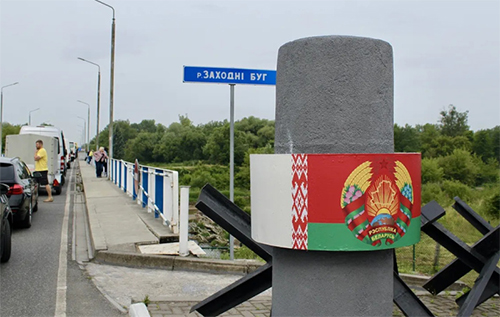 Білорусь перестала випускати за кордон росіян-призовників