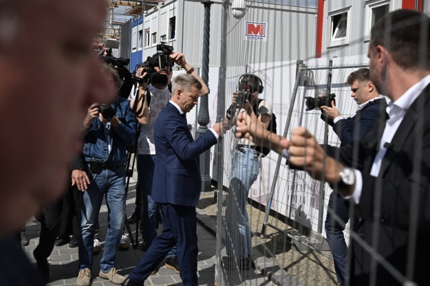 Мадяр прибрав огорожу біля колишньої резиденції прем'єра Угорщини Мадяр прибрав огорожу біля колишньої резиденції прем'єра Угорщини