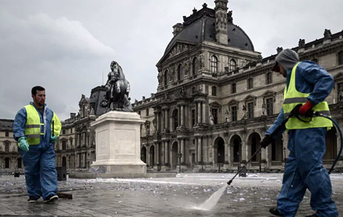 В Париже водой с коронавирусом поливали улицы 