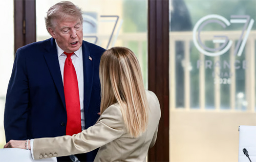 Мелоні назвала брехнею заяву Трампа про те, що вона "благала" його про спільне фото Мелоні назвала брехнею заяву Трампа про те, що вона "благала" його про спільне фото