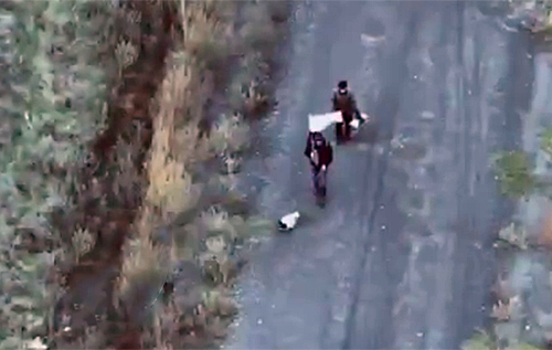 Росіяни цинічно вбили двох цивільних і собаку, які йшли під білим прапором. ВІДЕО