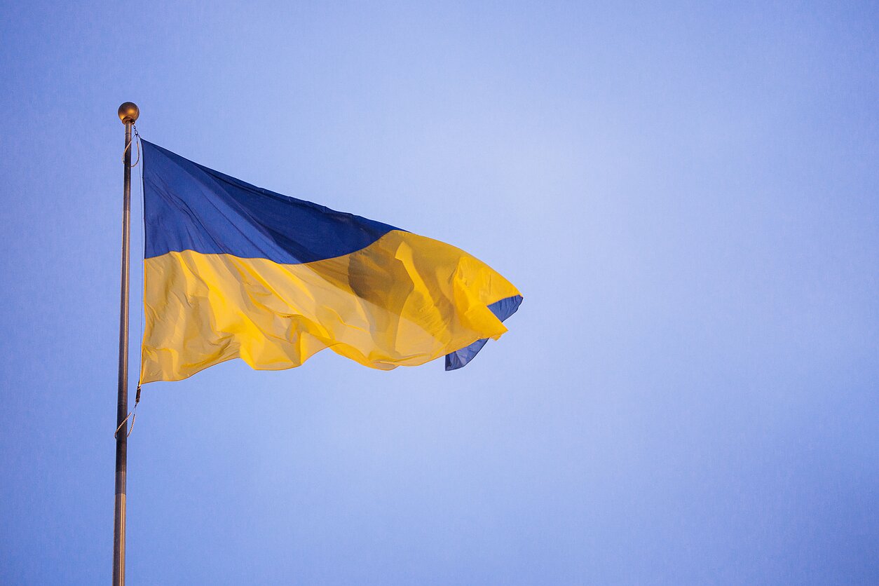 У Вільнюсі двоє нетверезих чоловіків зірвали український прапор: їх затримали У Вільнюсі двоє нетверезих чоловіків зірвали український прапор: їх затримали