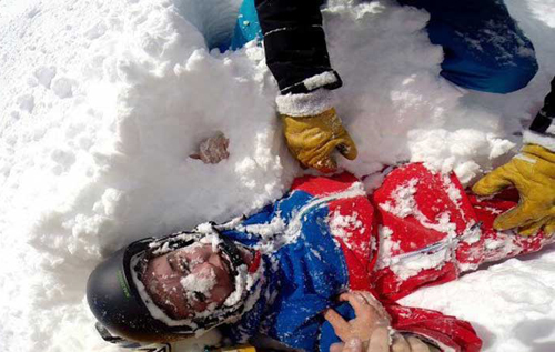 Лыжник спас от смерти девушку, задыхавшуюся под снегом. ВИДЕО