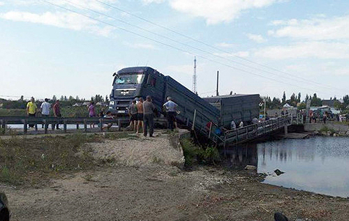 В Украине продолжается мостопад: за сутки грузовики разрушили еще два моста. ФОТО