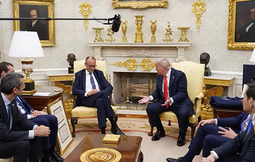 Мерц використовує війну в Ірані, щоб схилити Трампа на бік України, - Politico