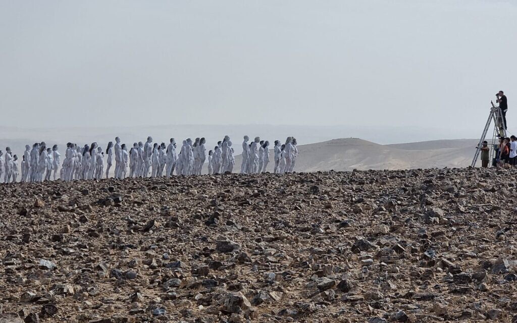 200 оголених людей сфотографувалися разом біля Мертвого моря, яке може скоро зникнути. ВІДЕО
