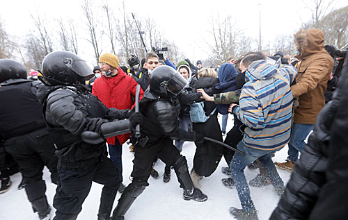 "Долой царя!" и "Путин – вор!": в российских городах прошли акции в поддержку Навального. Более 4,5 тыс. протестующих задержаны. ВИДЕО
