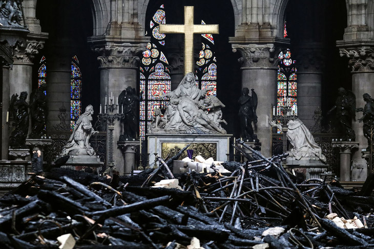 Внутри сгоревшего Нотр-Дам де Пари — собора Парижской Богоматери