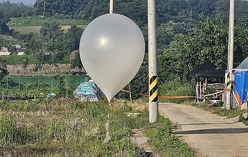 "Дзеркальні заходи": КНДР запустила понад 150 повітряних куль зі сміттям на територію Південної Кореї. ФОТО