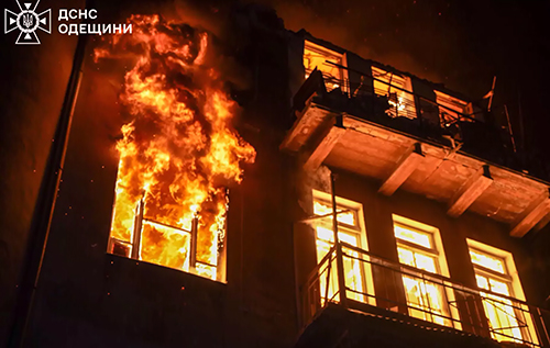 Росіяни атакували Одесу ударними БПЛА: у місті спалахнули багатоповерхівки, пошкоджена цивільна інфраструктура, є постраждалі. ФОТО. ВІДЕО