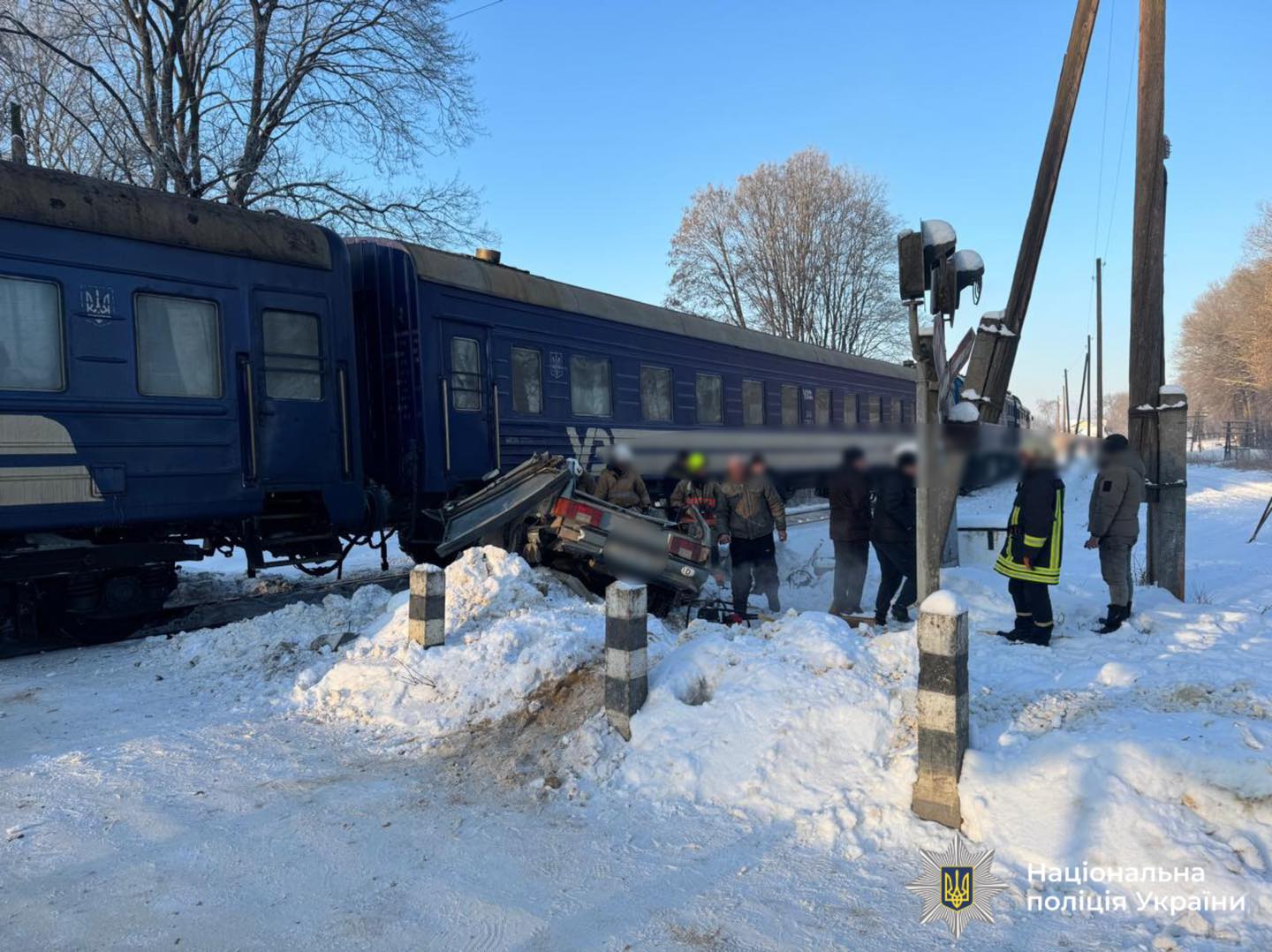 На Прикарпатті легковик влетів у потяг: серед постраждалих — дитина. ФОТО