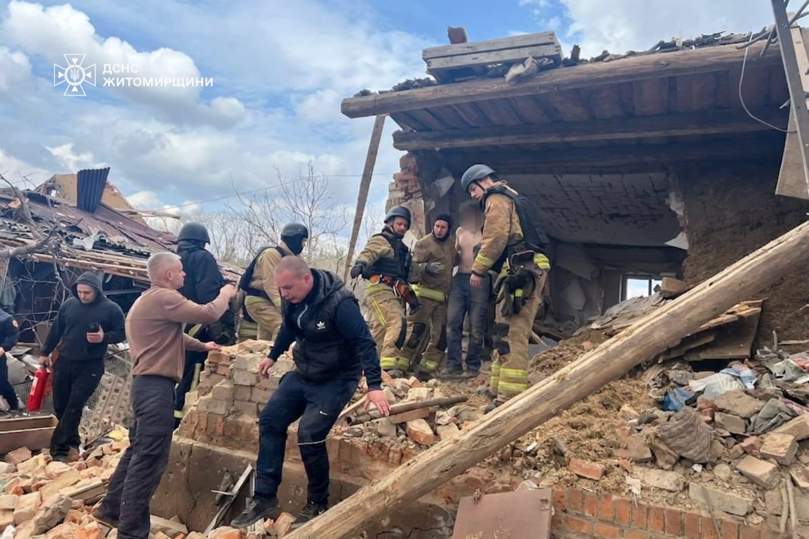 На Житомирщині через російську атаку по житловому сектору одна людина загинула, ще 10 травмовані. ФОТО. ВІДЕО
