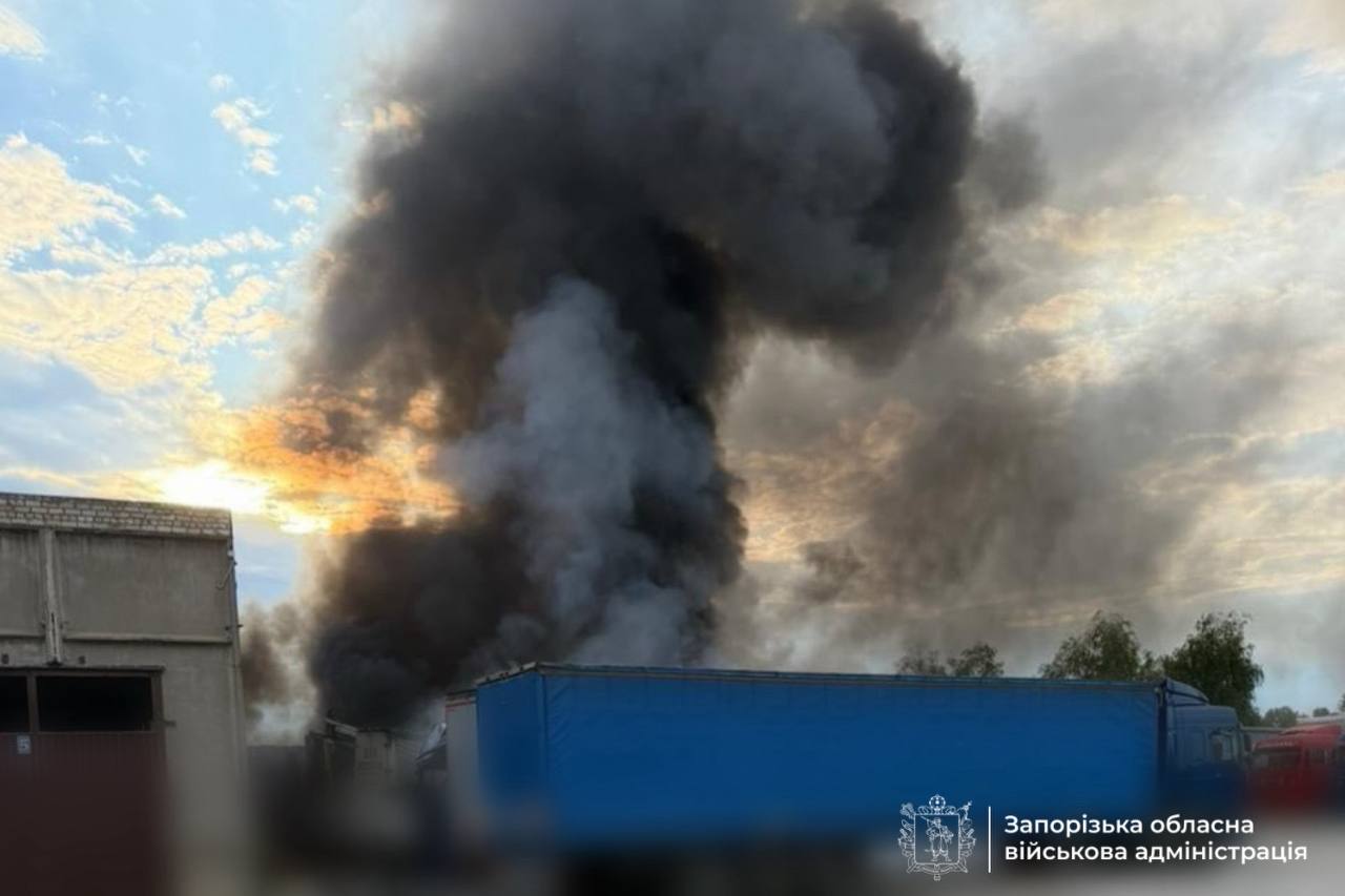 Війська РФ вдарили по Запоріжжю: пошкоджені приватний будинок, автозаправка та СТО. ФОТО