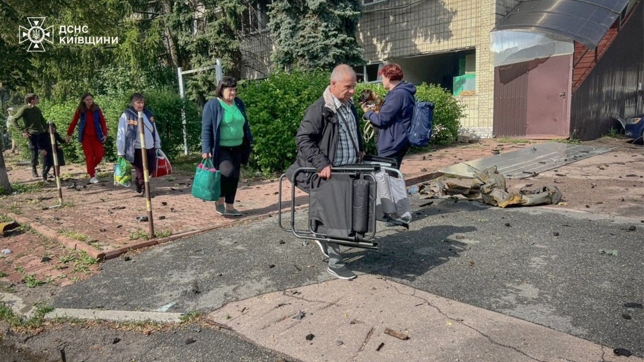 У Вишневому загинуло 5 людей, понад 600 жителів евакуйовано: рятувальники розповіли про ліквідацію наслідків атаки РФ у місті. ФОТО У Вишневому загинуло 5 людей, понад 600 жителів евакуйовано: рятувальники розповіли про ліквідацію наслідків атаки РФ у місті. ФОТО