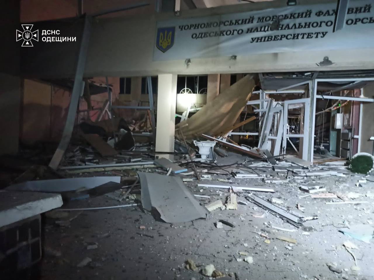 Росіяни майже всю ніч і ранок атакували Одесу: пошкоджено багатоповерхівку та навчальний заклад. ФОТО Росіяни майже всю ніч і ранок атакували Одесу: пошкоджено багатоповерхівку та навчальний заклад. ФОТО