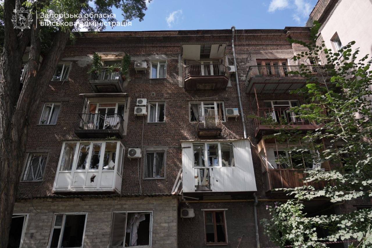 У Запоріжжі внаслідок атаки дронів пошкоджена багатоповерхівка: троє людей отримали поранення. ФОТО