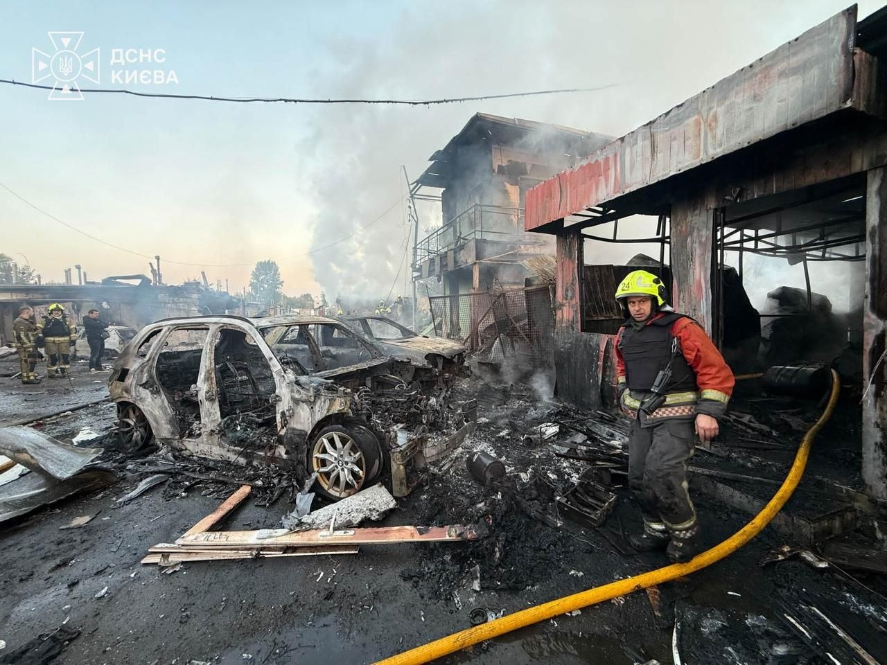 Внаслідок російської атаки по Києву загинули дві людини, ще дві вдалося врятувати. ФОТО