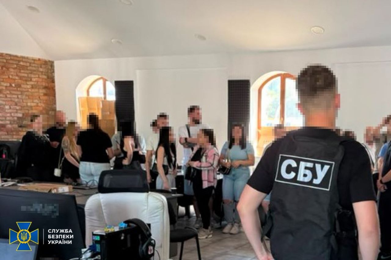 СБУ і Нацполіція викрили на Львівщині законспірований кол-центр. ФОТО СБУ і Нацполіція викрили на Львівщині законспірований кол-центр. ФОТО