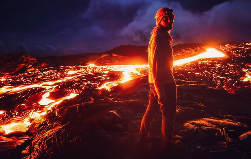 На Гавайях туристы рискуют жизнью, чтобы сделать селфи с расплавленной лавой извергающегося вулкана Килауэа. ФОТО. ВИДЕО