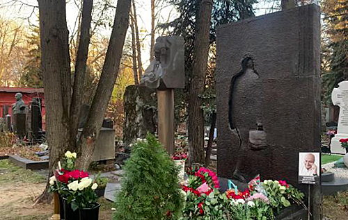 На могиле Жванецкого установили памятник. Его автора заподозрили в плагиате