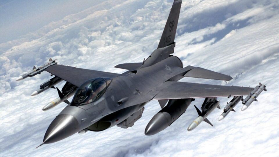 Між Україною та Заходом виникають конфлікти через швидкість і масштаби підготовки пілотів на винищувачах F-16 – Politico