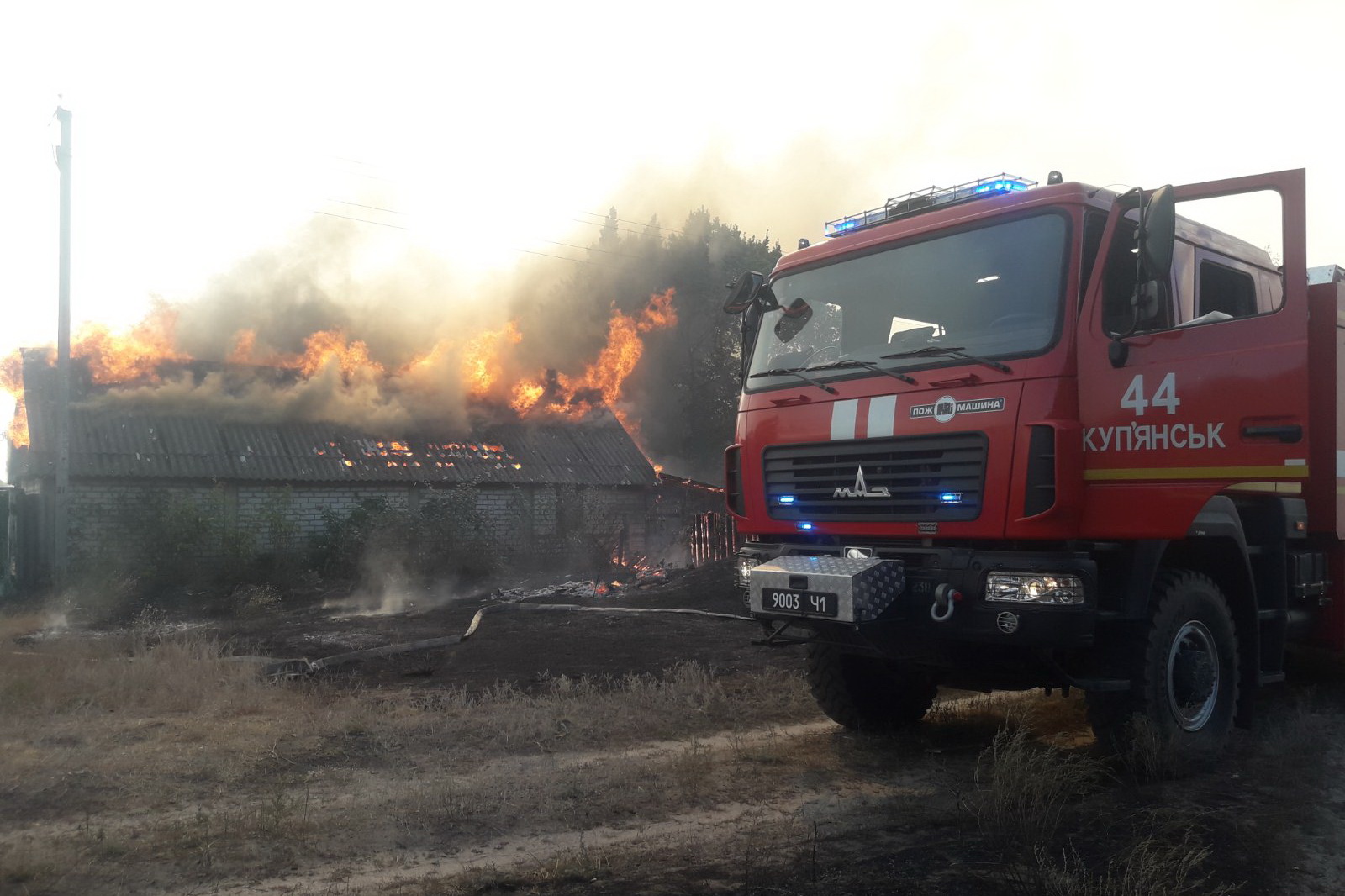 Пожежа на Харківщині: вогнем охоплено близько 400 га лісу, згоріло 8 житлових будинків. ФОТО