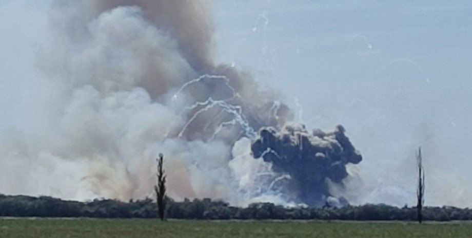 З'явилося ще одне відео з масштабними наслідками вибухів у Криму