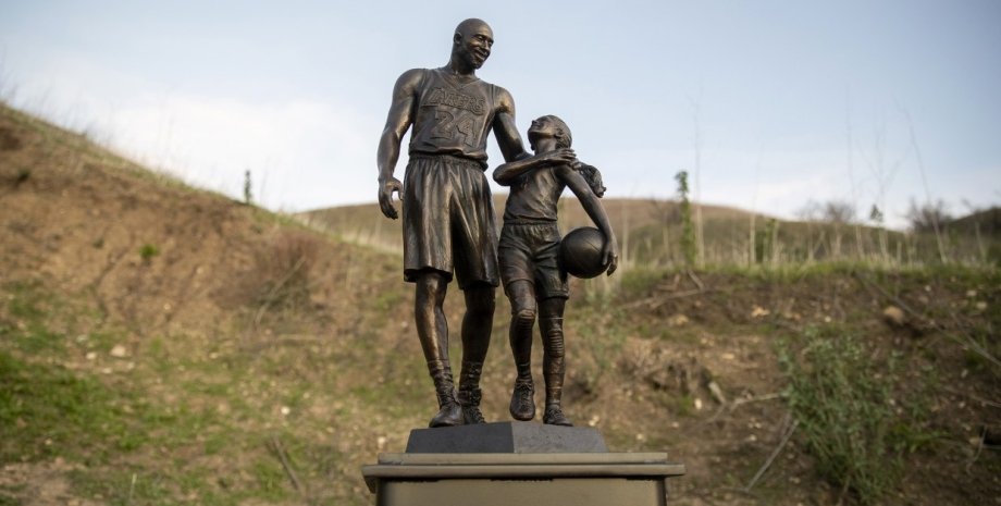Кобі Браянту та його дочці встановили скульптуру на місці авіакатастрофи. ФОТО