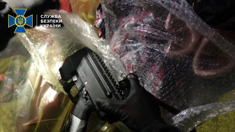 Росіянин намагався ввезти в Україну зброю, сховавши її у дитячих іграшках. ФОТО