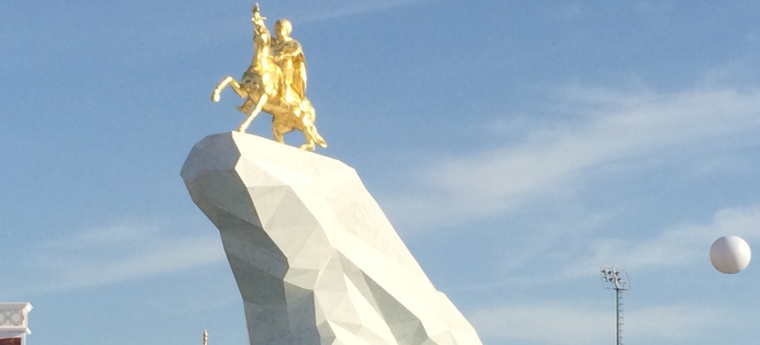 Пам'ятник Аркадагу (Гурбангули Бердимухамедову) в Ашгабаді. Мармур, бронза, сусальне золото 24 карати. Висота 21 м