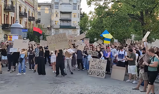 Другий день протестів: у Києві люди знову вийшли на підтримку Федорова. ВІДЕО