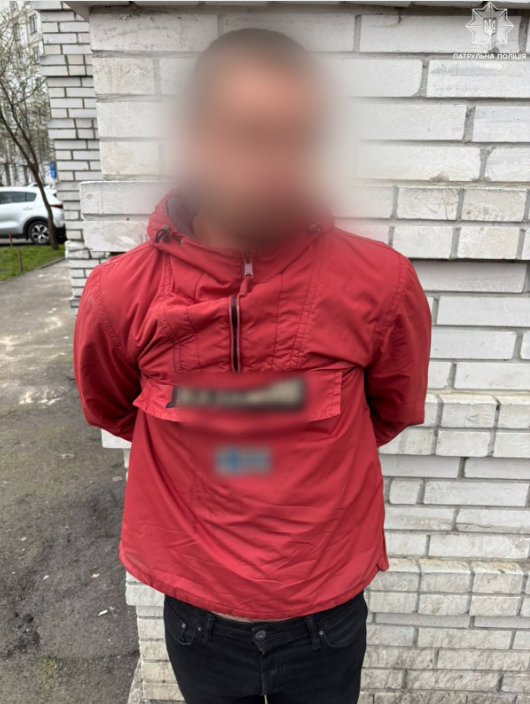 Патрульні Києва затримали чоловіка, який ходив вулицею з предметом, схожим на пістолет 