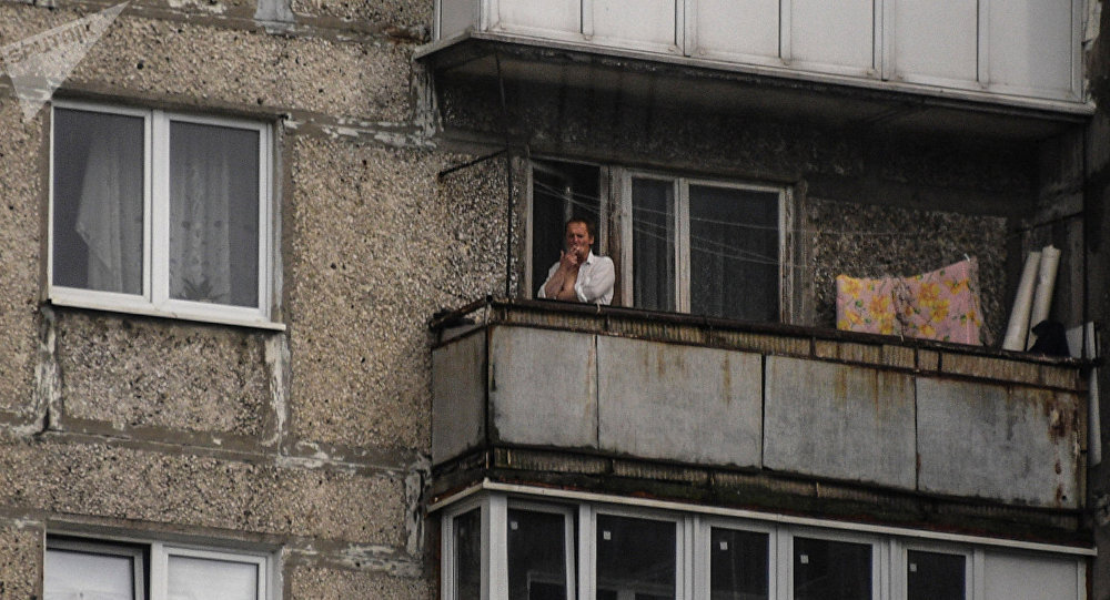 Выйдя рано утром на балкон я увидел. Мужик курит на балконе. Курящий человек на балконе. Парень на балконе. Курящий мужик на балконе.