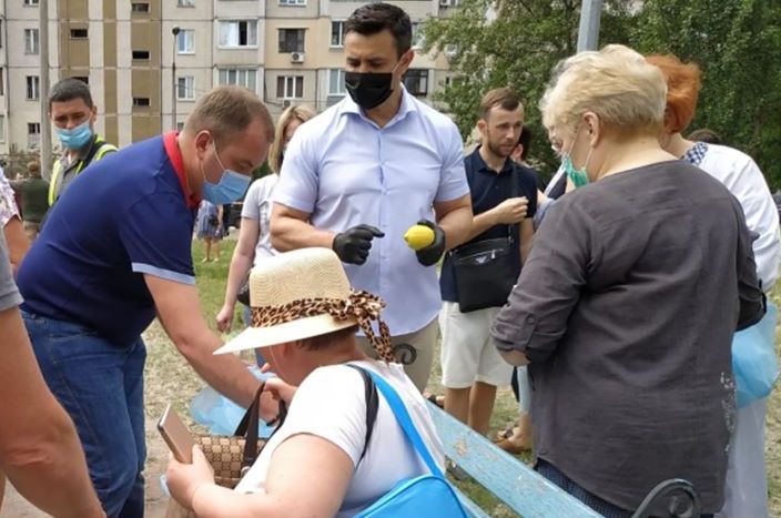 У соцмережах активно коментують "допомогу" нардепа Тищенка постраждалим від вибуху будинку на Позняках
