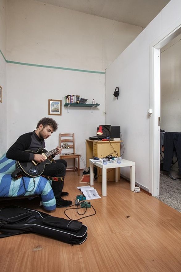 П’єтро Лама вивчає електронну музику в Неапольській консерваторії, грає у рок-групі, пише вірші й оповідання, сам дає уроки музики. Італійський студент орендує з друзями квартиру, яка обходиться йому 230 євро на місяць, та планує працювати у французькій чи німецькій музичній студії