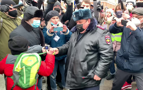 На митинге в поддержку Навального задержали 10-летнего ребенка: ВИДЕО