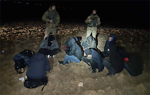 В Закарпатській області прикордонники піймали 10 нелегалів та двох українців