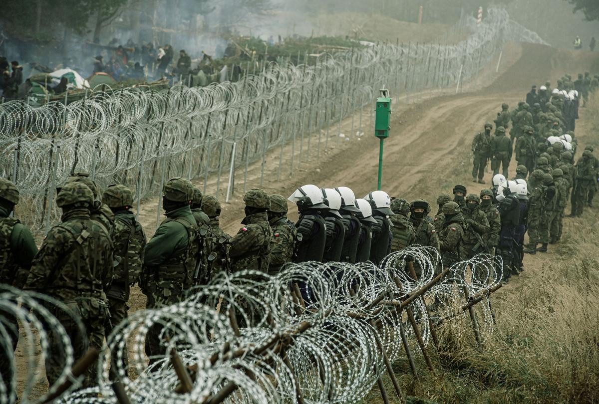 Мигранты начали штурм границы Беларуси с Польшей, силовики стягивают водометы. ВИДЕО